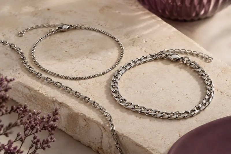Bracelets chaîne en acier inoxydable aux mailles variées sur pierre claire