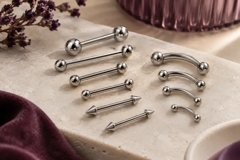 Barbells droits et courbes en acier inoxydable sur un plateau clair