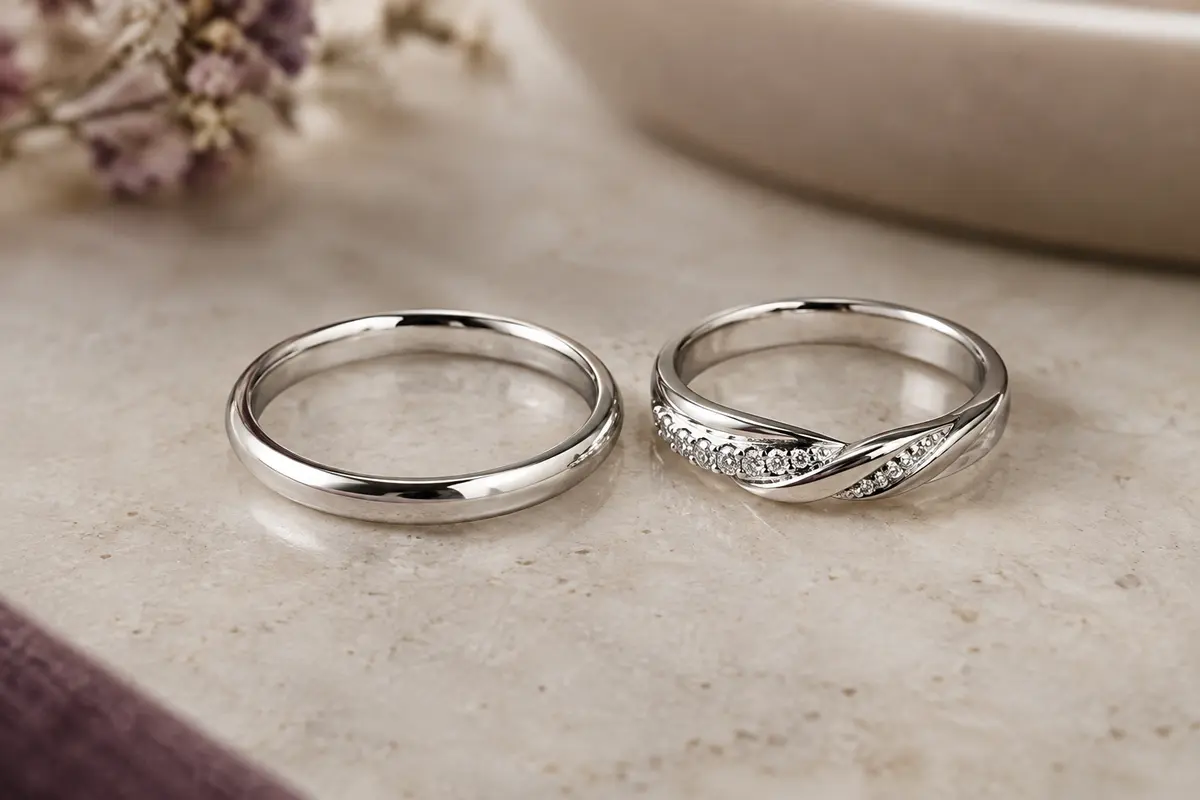 Alliance lisse et bague classique en acier inoxydable comparées côte à côte