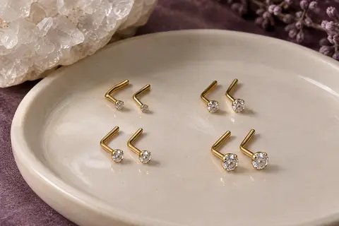 Huit clous de nez dorés en forme de L, ornés de zircones rondes de quatre diamètres