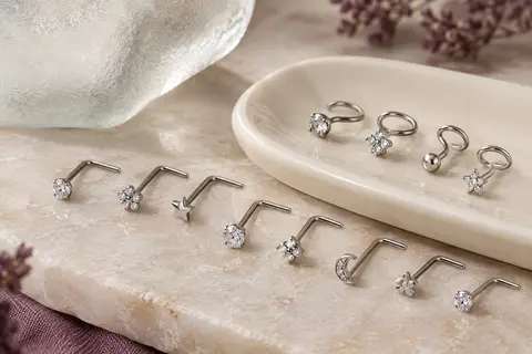 Assortiment de clous de nez argentés à motifs, avec tiges en L et en spirale et détails de zircone.