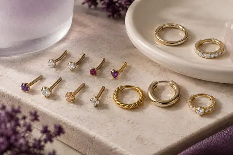 Assortiment doré de piercings de nez avec clous en L sertis, créoles et anneau segmenté