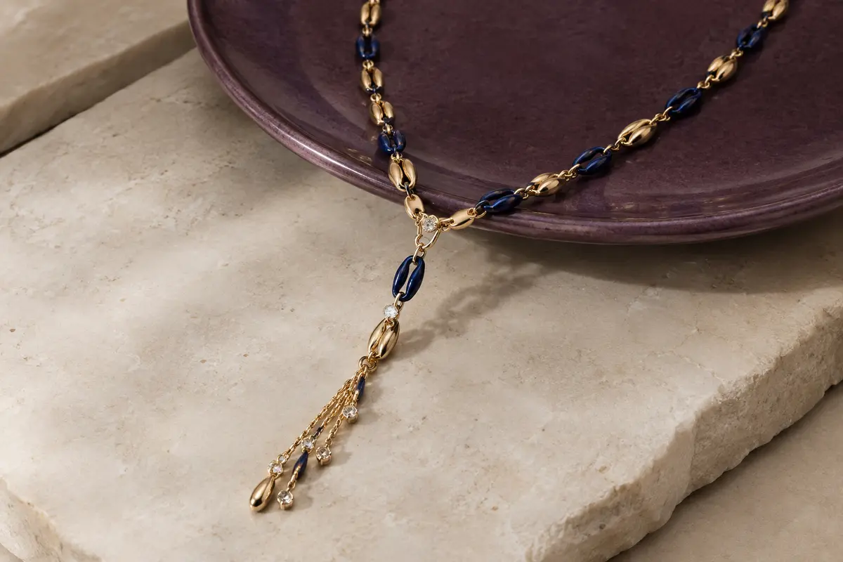 Collier sautoir doré en Y, avec mailles Grain de Café, chaîne marine et pampille ornée de zirconium.