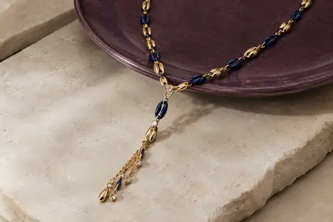 Collier sautoir doré en Y, avec mailles Grain de Café, chaîne marine et pampille ornée de zirconium.