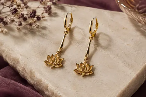 Paire de boucles d’oreilles pendantes dorées en acier inoxydable avec pendentifs fleur de lotus