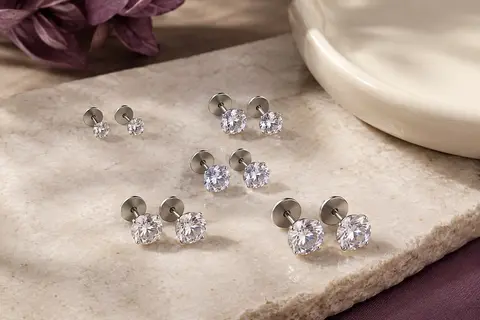 Six paires de boucles à dos plat argentées ornées de zircones rondes de diamètres gradués