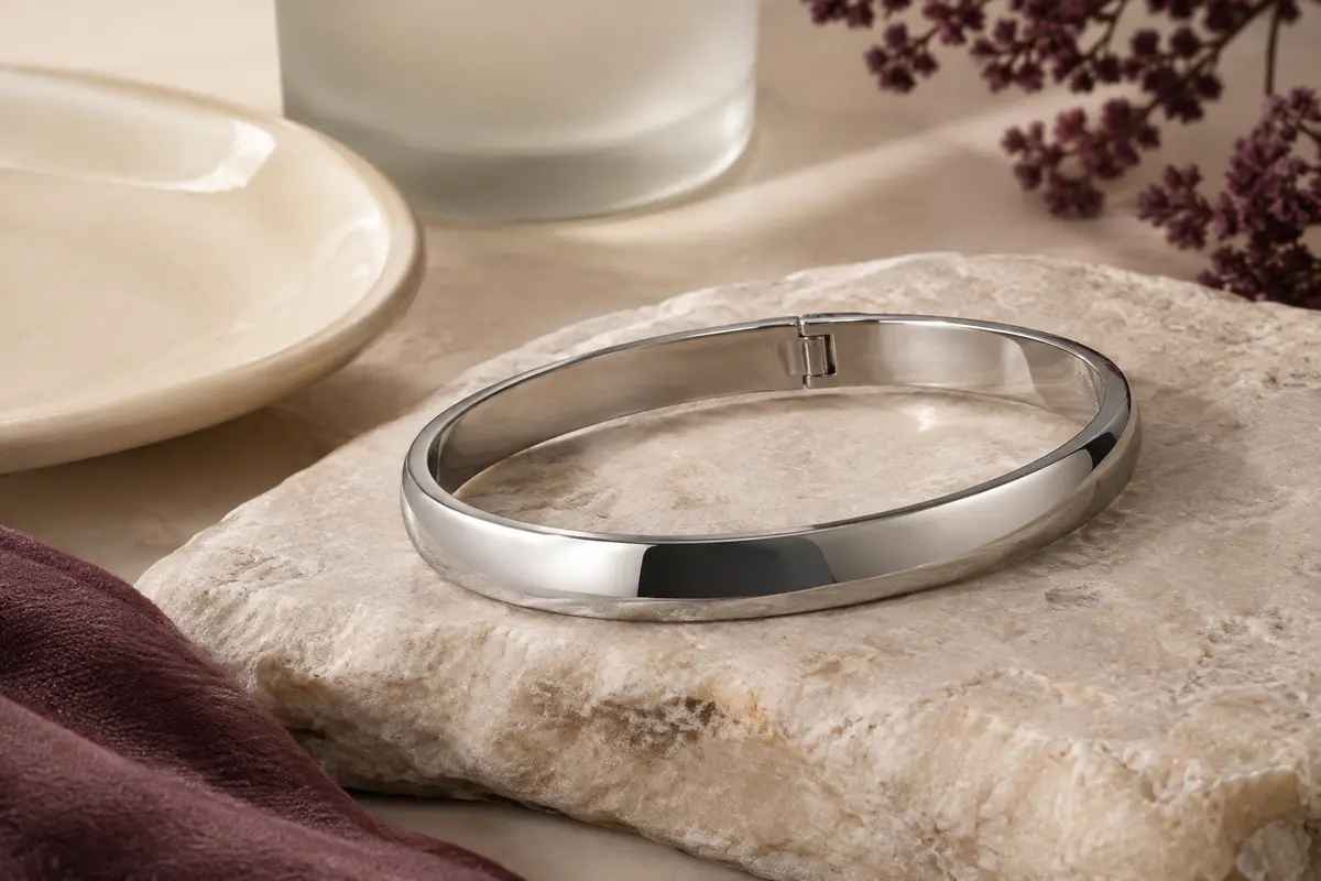 Bracelet jonc ovale argenté en acier inoxydable, poli et doté d’un fermoir articulé discret